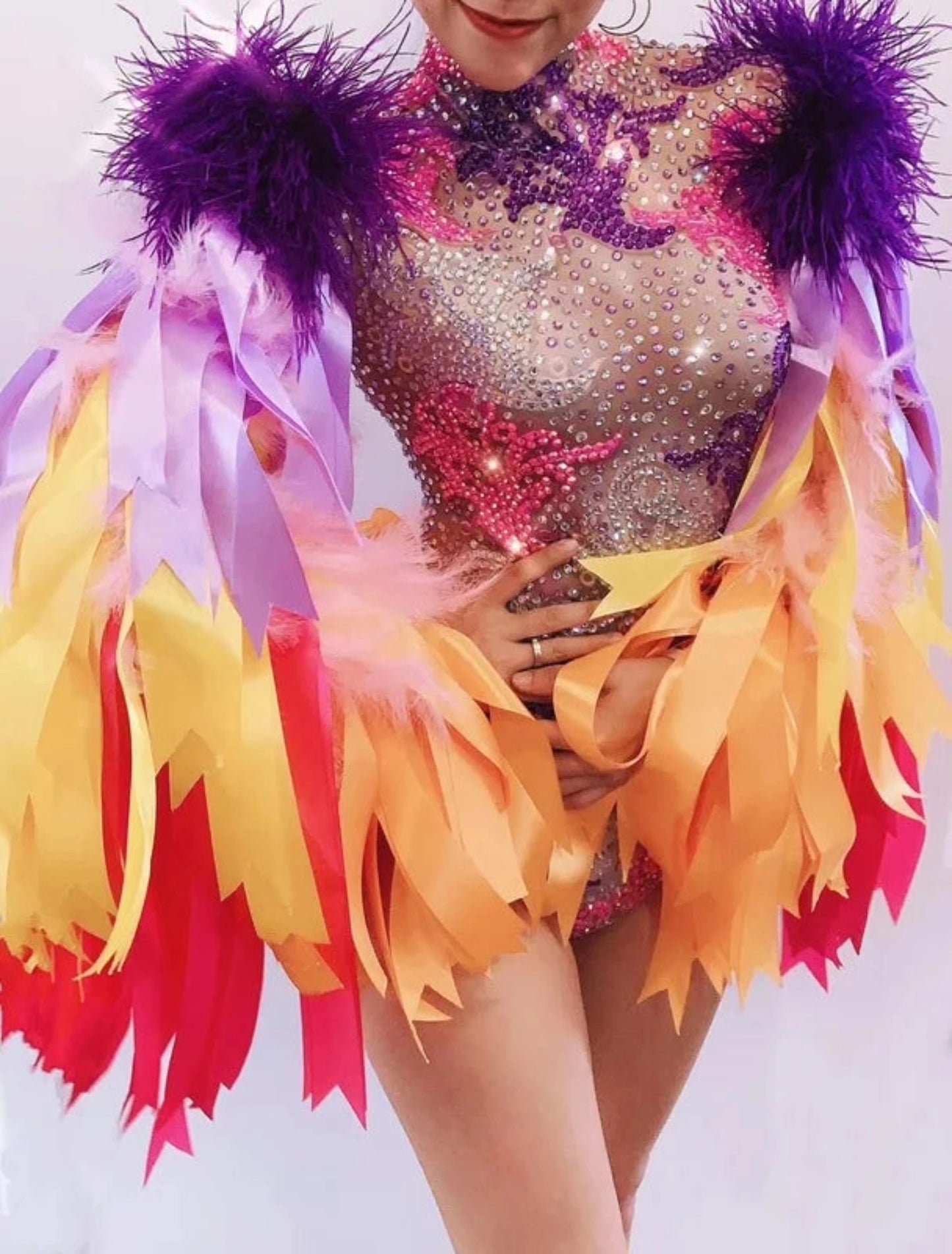 Body con diamantes de imitación y mangas de plumas de colores