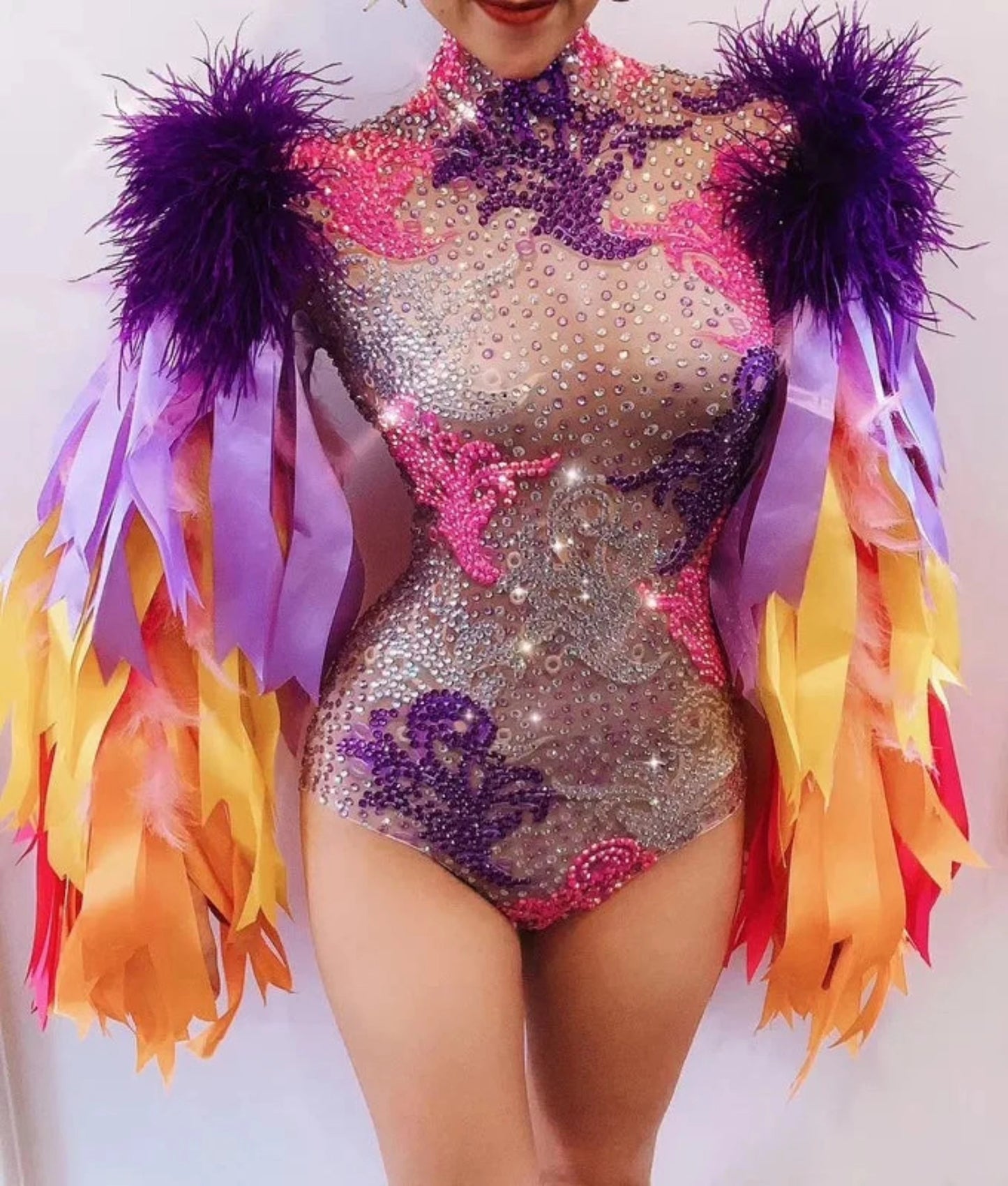 Body con diamantes de imitación y mangas de plumas de colores