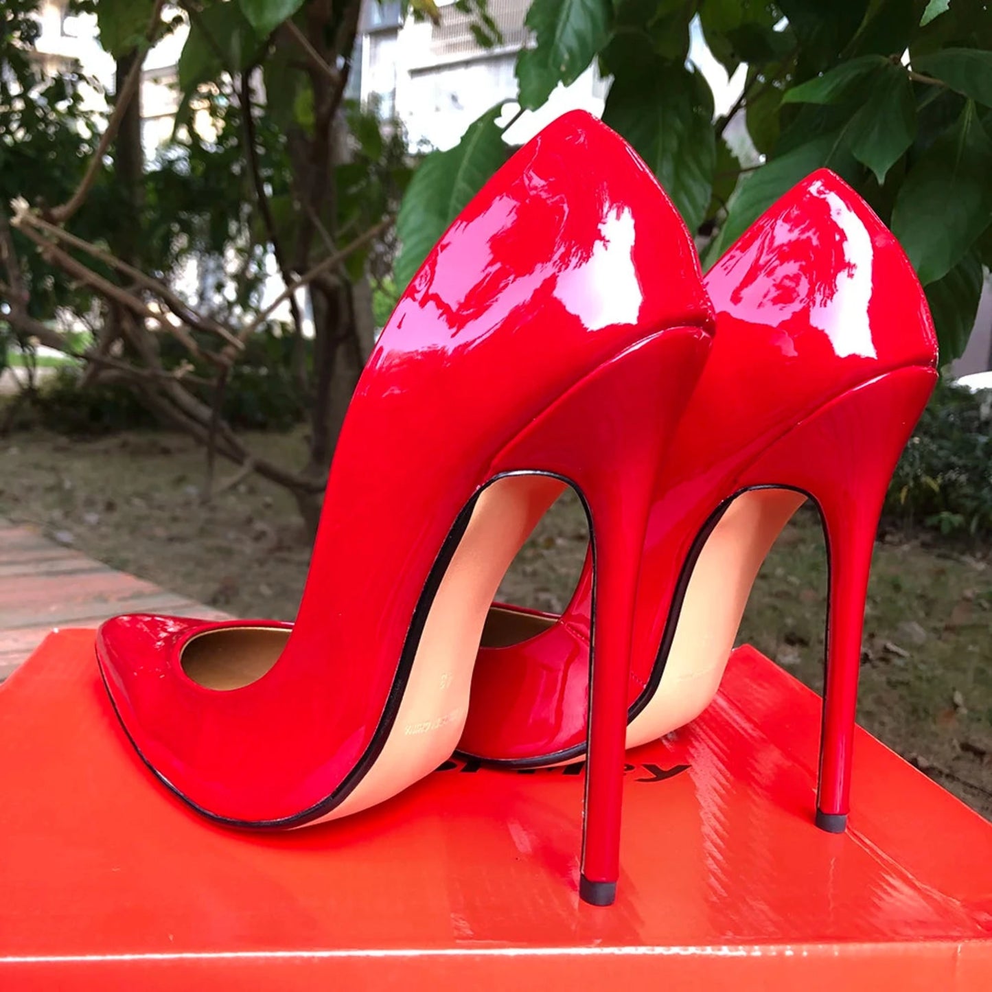 Zapatos de tacón de aguja rojos con punta extrema
