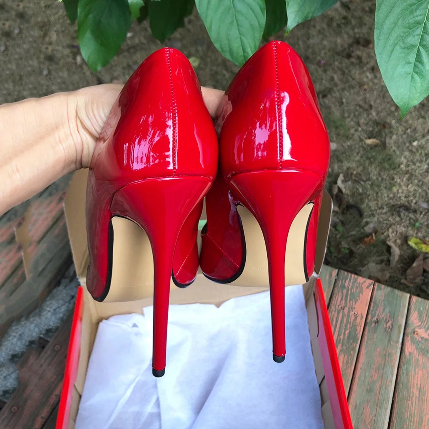Zapatos de tacón de aguja rojos con punta extrema